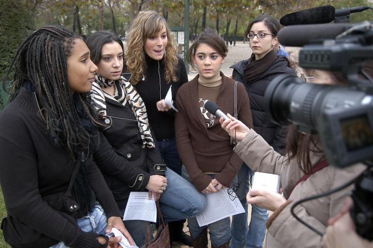 Les filles de Paris parlent de banlieue par Alain Bachellier via Flickr