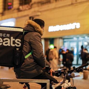 Livreur uber devant un restaurant McDonalds a Avignon par Adil Benayache