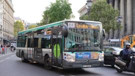 Bus parisien par Andrzej Otrębski via Wikimedia Commons