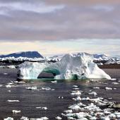 Iceberg percé, près du cap york, Groenland par CillanXC via Wikimedia
